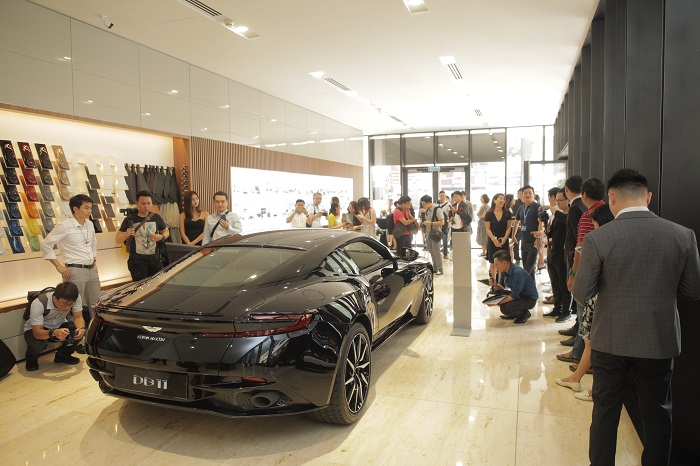 Aston Martin Ra Mắt Hai Dòng Xe DB11 và New Vantage