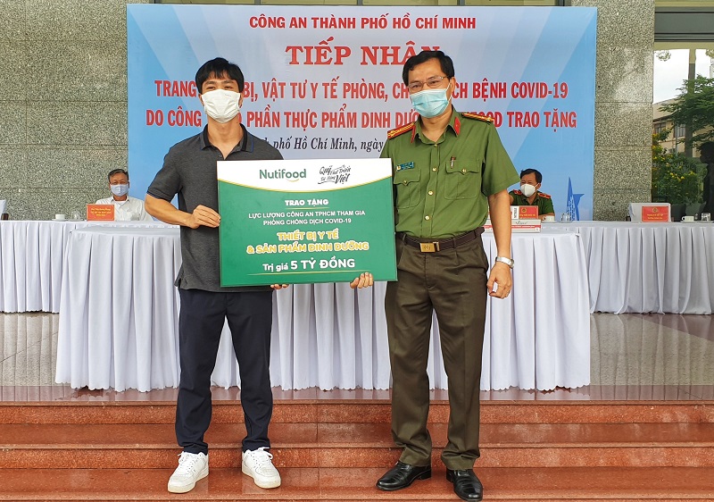 Danh Thủ Công Phượng Cùng Quỹ Phát Triển Tài Năng Việt Tiếp Sức Cho Lực Lượng Công An TP.HCM Tham Gia Chống Dịch Covid-19