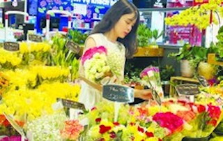 Hoa tươi, áo cặp, sô cô la… đắt hàng dịp 14-2