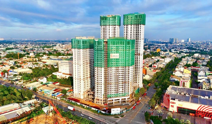 Chung cư 'mọc' dày đặc, người trẻ TP.HCM vẫn xa giấc mơ an cư