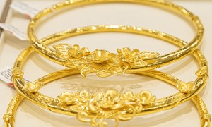 Giá vàng hôm nay 3/2: Tiếp tục lao dốc không phanh