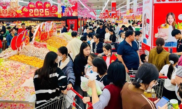 Người TP.HCM chen chân sắm Tết, siêu thị mở cửa xuyên đêm