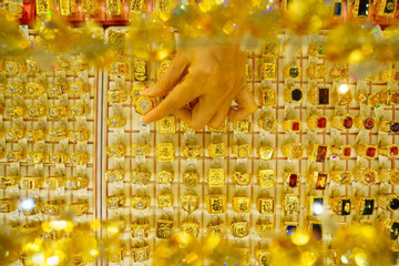 Giá vàng tăng dữ dội, dầu lao dốc 19% sau tuyên bố ngừng bắn của ông Donald Trump