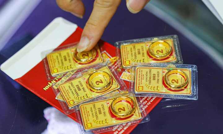 Giá vàng lao dốc, nhiều nhà đầu tư lỗ nặng