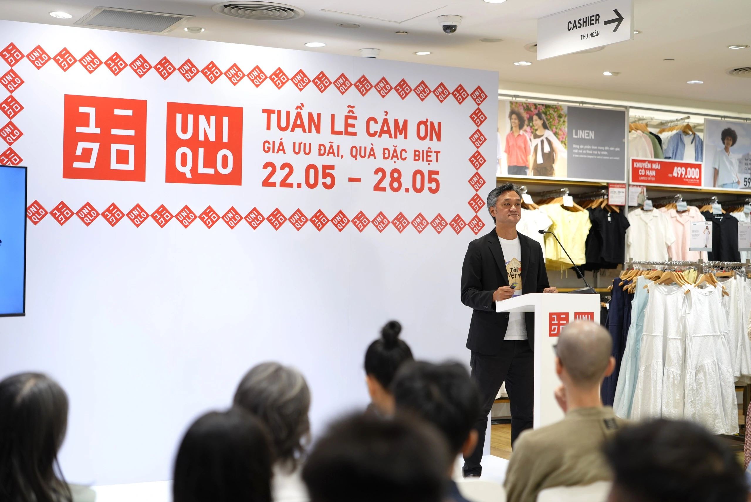 Phở, cà phê, bánh mì và nón lá Việt Nam được UNIQLO đưa lên trang phục